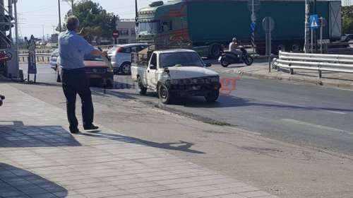 Ρομά παραβίασαν κόκκινο, τράκαραν με ταξί και έσπασαν στο ξύλο τον πελάτη