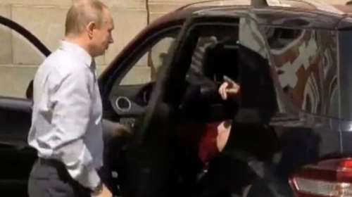 Ποια είναι η μυστηριώδης γυναίκα στο πλευρό του Πούτιν;