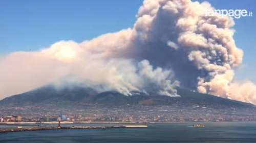 Εντυπωσιακό timelapse με καπνό να υψώνεται από τον Βεζούβιο