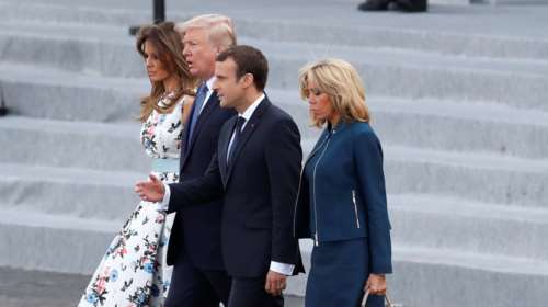 To μίνι φόρεμα της Μπριζίτ Μακρόν και το παρολίγον "ατύχημα" [Εικόνες]