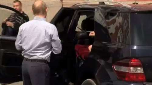 Ποια είναι τελικά η μυστηριώδης «γυναίκα με τα κόκκινα» του Πούτιν;