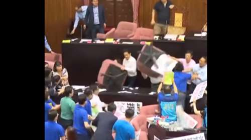 Βίντεο: Άγριο ξύλο βουλευτών στο κοινοβούλιο της Ταϊβάν