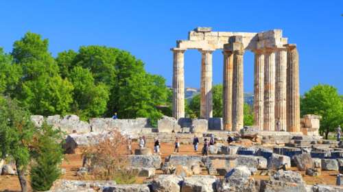 Εβγαζε σέλφι στο ναό του Δία στη Νεμέα μόνο με το εσώρουχο