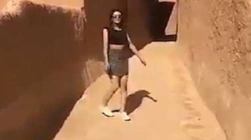 Συνελήφθη το μοντέλο που κυκλοφόρησε με μίνι στη Σαουδική Αραβία