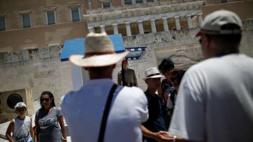 Spiegel: Ο ελληνικός τουρισμός ανθεί,οι εργαζόμενοι υποφέρουν