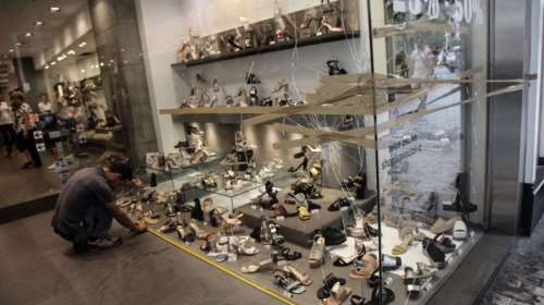 Πάνω από 150.000 € οι ζημιές στην Ερμού από τους μπαχαλάκηδες