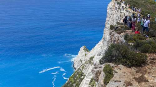 «Ναυάγιο» Ζακύνθου: Ουρές σε επικίνδυνο γκρεμό για μια σέλφι