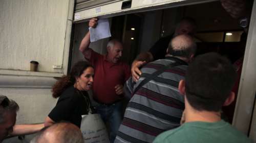 Υπουργείο Υγείας: Ένταση στη συγκέντρωση αναπήρων και γονιών παιδιών ΑμΕΑ