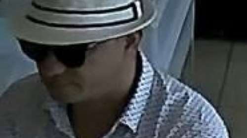 Ο άνδρας με το καπέλο που «τρομάζει» τα μαγαζιά στο Ηράκλειο