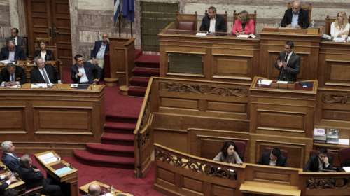 Βολές από την αντιπολίτευση- Σιγή ιχθύος από το Μαξίμου