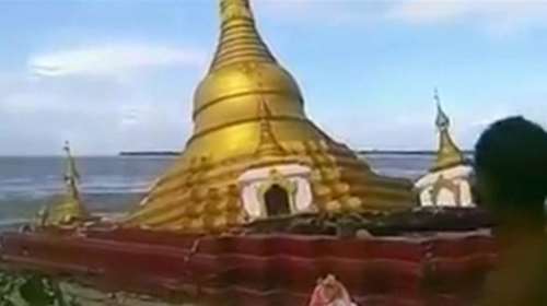 Ορμητικό ποτάμι παρέσυρε... παγόδα (βίντεο)