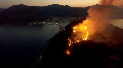 Σε ύφεση η φωτιά πάνω από το κάστρο της Μονεμβασιάς