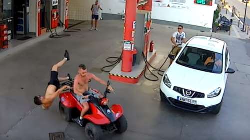 Γουρούνα εισβάλλει σε βενζινάδικο και εκτοξεύεται ο συνεπιβάτης - video-