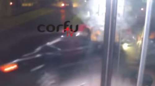 Αυτοκίνητο «μπουκάρει» σε μπαρ περνώντας δίπλα από 3 άτομα