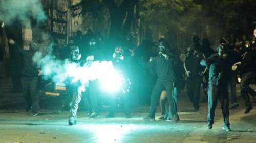 Επεισόδια και μολότοφ κατά των ΜΑΤ κοντά στο Πολυτεχνείο