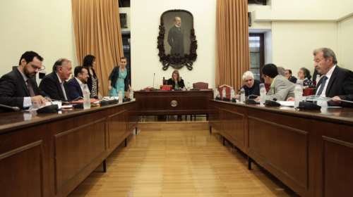 Νέα κόντρα στη Βουλή για τις τηλεοπτικές άδειες