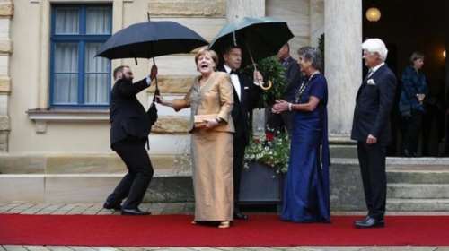 Περπάτησε στο κόκκινο χαλί του  Φεστιβάλ Οπερας η Μέρκελ