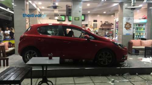 Τρελό ΙΧ «μπούκαρε» σε κρεπερί στη Θεσσαλονίκη-5 τραυματίες