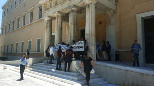 Εφοδος του Ρουβίκωνα στην Βουλή, τρικάκια και συνθήματα