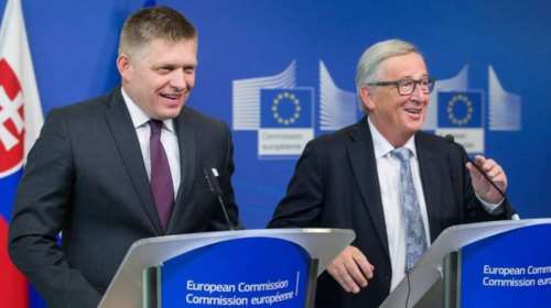 Επική γκάφα Γιουνκέρ με τη σύζυγό του και την Μέρκελ video