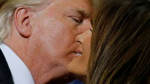 Κι όμως! Η Μελάνια άφησε τον Τραμπ να τη φιλήσει