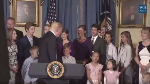 O Τραμπ αγνοεί παιδί με αναπηρία και μαστιγώνεται στα social media [Βίντεο]