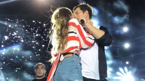 H Ρουβίτσα που αιφνιδίασε τον Σάκη Ρουβά με ένα φιλί [Εικόνες]