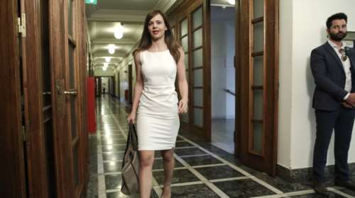 Στα «κόκκινα» η Αχτσιόγλου σε εναλλακτικό Camping του ΣΥΡΙΖΑ