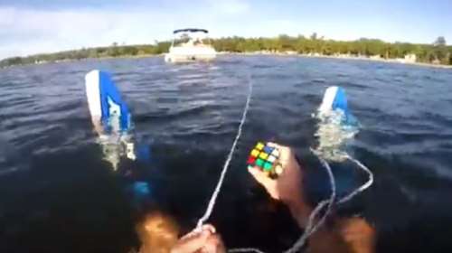 Προσπαθεί να λύσει τον κύβο του ρούμπικ με ένα χέρι ενώ κάνει σκι βίντεο