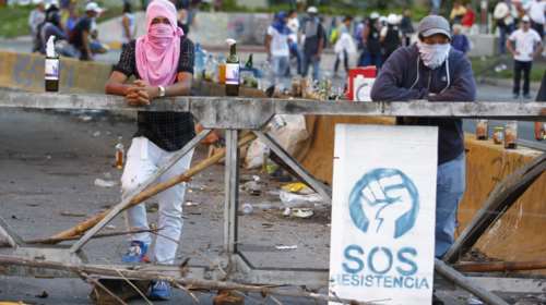 Xάος και 10 νεκροί στη Βενεζουέλα-Με κυρώσεις απειλούν οι ΗΠΑ