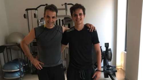 Γιατί έβγαλε ο Κυριάκος Μητσοτάκης σέλφι στο γυμναστήριο με τον γιο του;