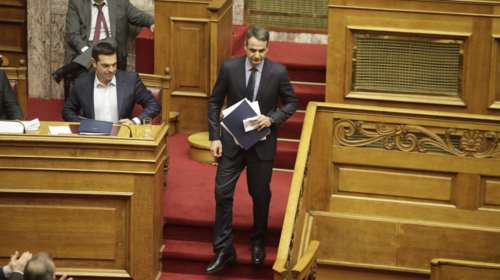 Νέα μετωπική Τσίπρα-Κυριάκου στη Βουλή για υγεία και αριστεία