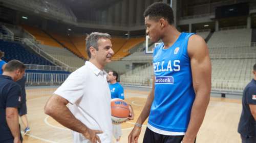 Στην προπόνηση της Εθνικής ο Μητσοτάκης, φωτό με Αντετοκούνμπο