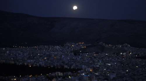 Μαγεία: Η αυγουστιάτικη πανσέληνος πάνω από την Αθήνα -φωτό