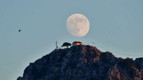 Εικόνες από την ξεχωριστή &amp; εντυπωσιακή πανσέληνο με μερική έκλειψη σελήνης