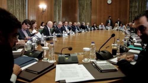 Οι «κάρτες» στους υπουργούς και τα σενάρια για ανασχηματισμό