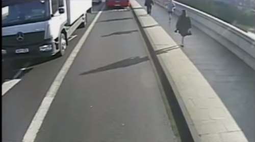 Σοκαριστικό βίντεο: άνδρας σπρώχνει γυναίκα στις ρόδες λεωφορείου