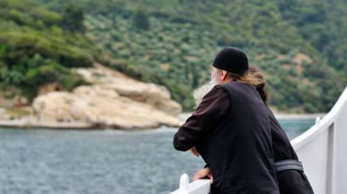 Πέταξε τα ράσα και &quot;κλέφτηκε&quot; με Γερμανίδα ξεναγό