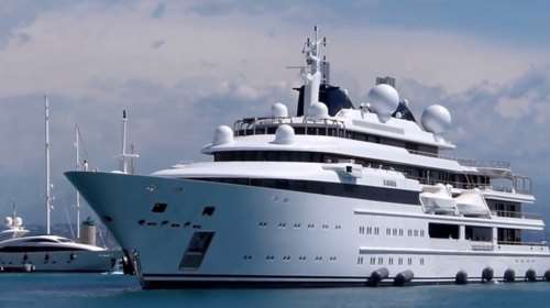 Τον έπιασαν να παραβιάζει τη θαλαμηγό του Εμίρη του Κατάρ στη Μαρίνα Ζέας