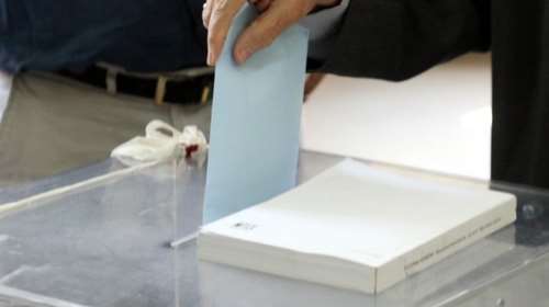 Οργή στη ΝΔ για το ΑΠΕ λόγω κρυφής δημοσκόπησης