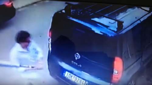 «Πάρτι» στη Βουλιαγμένη: Επιτέθηκε σε βανάκι με ρόπαλο