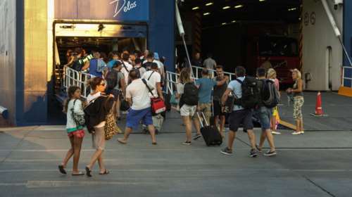 Το αδιαχώρητο στα λιμάνια από το πρωί, φεύγουν και οι τελευταίοι