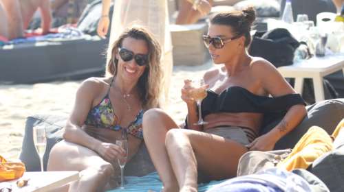 Πηγή Δεβετζή-Νίνα Λοτσάρη: Απόδραση για διακοπές στη Μύκονο