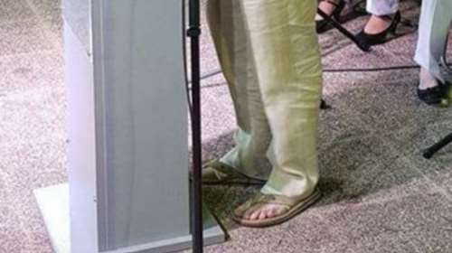 Ποιος υπουργός εμφανίστηκε με κοστούμι, ποσέτ και ...σαγιονάρα