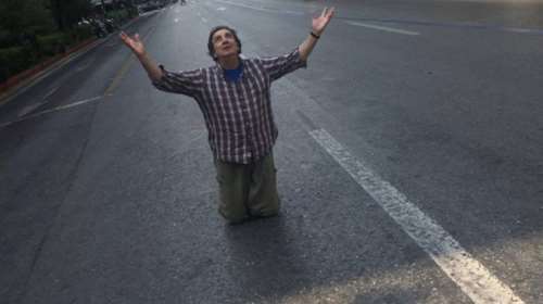 Ο Άγγελος Παπαδημητρίου &quot;προσεύχεται&quot; στην άδεια Αθήνα