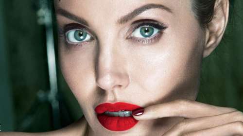 H Αντζελίνα Τζολί εκθαμβωτική στα 42 της για το Vanity Fair