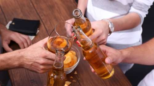 Καταναλώστε άφοβα λίγο αλκοόλ, κάνει καλό στην υγεία