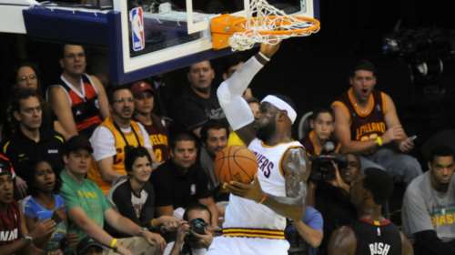 «Κάρφωσε» Τραμπ ο Λεμπρόν: Ξαναέφερε στη μόδα το ρατσιστικό μίσος