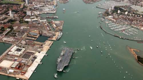 Το μεγαλύτερο αεροπλανοφόρο της Βρετανίας δένει στο Πόρτσμουθ-βίντεο