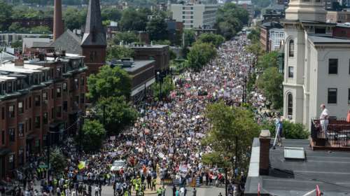 Χιλιάδες διαδηλωτές κατά του ρατσισμού στους δρόμους της Βοστώνης